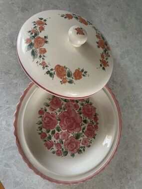 Vintage Gibson Roseland Ceramic Pie Plate with  Lid - Pink Roses, Scalloped Edge